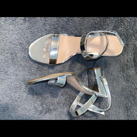 Silver heels - Picture 2 of 3